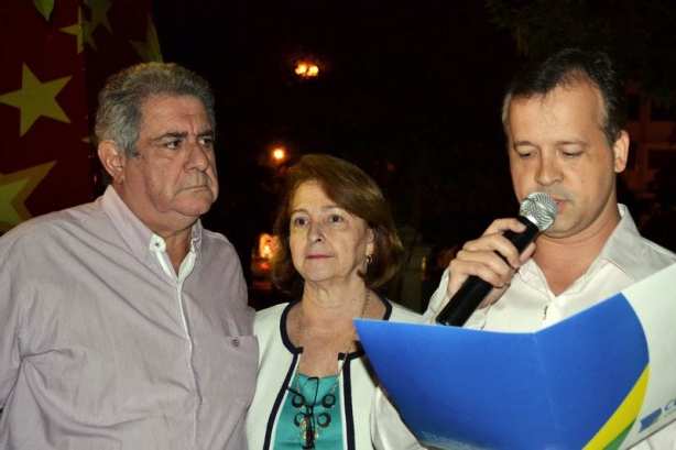 Humberto Lanzieri discursa sob os olhares atentos do prefeito Cesinha e de sua mulher, Maria L&uacute;cia