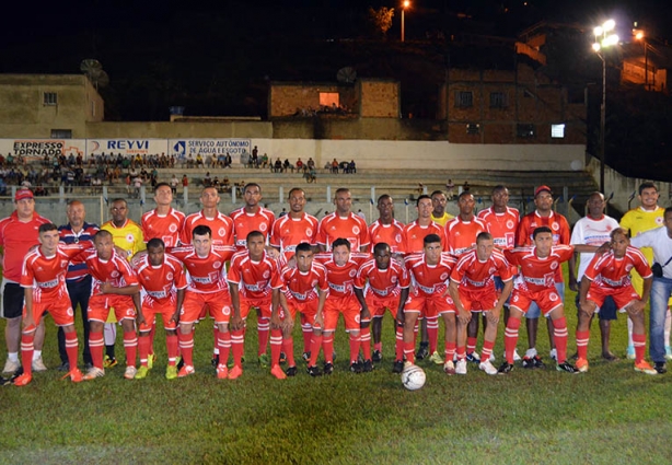 A equipe campeã do Regional da LEC deste ano, E. C. Miraí, que venceu o Ideal, de Recreio