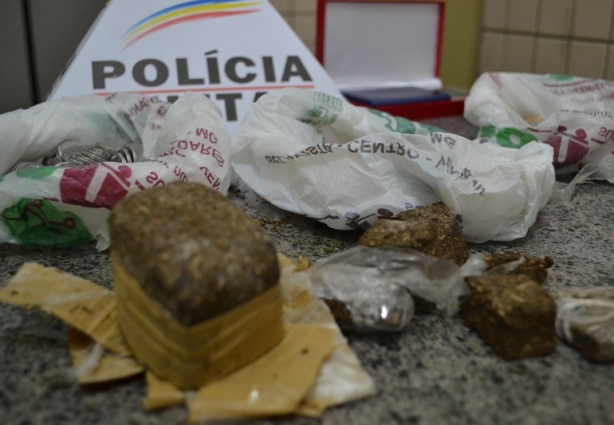 Os policiais encontraram droga nas duas residências que seriam utilizadas por Vitor