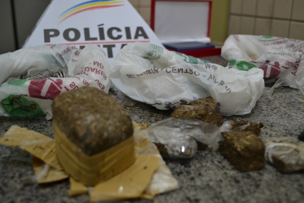 Os policiais encontraram droga nas duas resid&ecirc;ncias que seriam utilizadas por Vitor