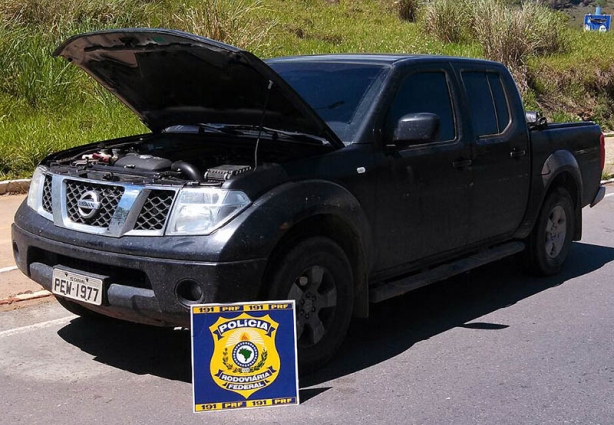 A caminhonete com documento falso foi apreendida pelos policiais rodoviários