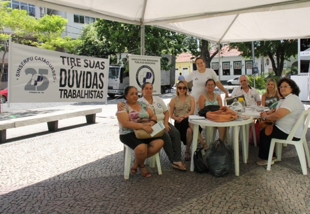 Grupo de sindicalistas permaneceu na praça durante três dias prestando esclarecimentos ao trabalhador