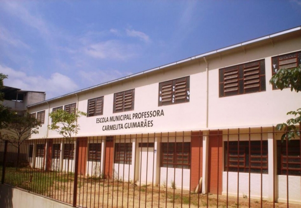 Na Escola Municipal Carmelita Guimarães, na Vila Reis, funciona a diretoria do polo em Cataguases