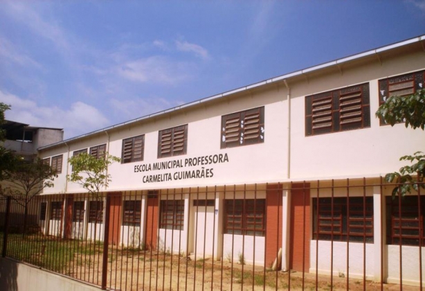 Na Escola Municipal Carmelita Guimar&atilde;es, na Vila Reis, funciona a diretoria do polo em Cataguases