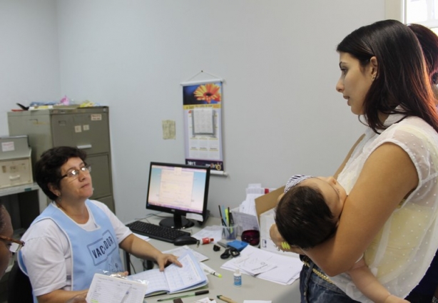 Pais e responsáveis devem levar seus filhos em idade recomendada para receberem a dose da vacina