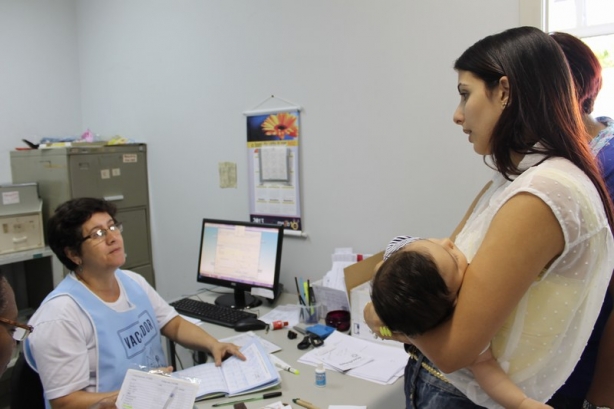 Pais e respons&aacute;veis devem levar seus filhos em idade recomendada para receberem a dose da vacina
