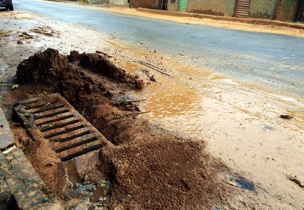 Este bueiro está entupido e a água sai por ele ao invés de entrar, dizem moradores