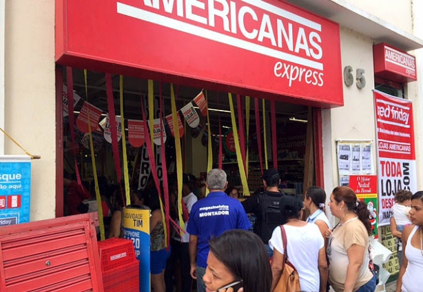 Nas Lojas Americanas haviam filas para ser ser atendido e no caixa