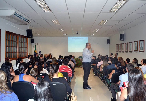 O juiz titular da Vara do Trabalho de Cataguases, Tarcísio de Brito, fez a primeira palestra do evento