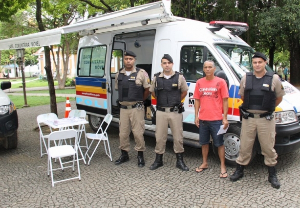 Um grupamento de policiais estiveram nesta manhã na Praça Chácara Dona Catarina lançando a Operação Natalina