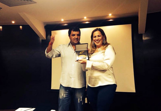 Soninha recebe o prêmio das mãos de Junior Fernandes, consultor de vendas da CVC