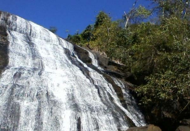 A cachoeira Poeira D'água é uma das atrações de Itamarati de Minas