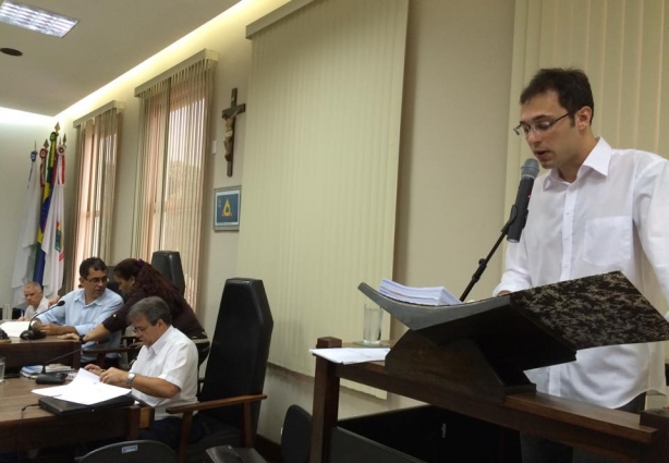 O relator da CEI do FUNDEB, Maurício Rufino faz a leitura do relatório final em que aponta irregularidades