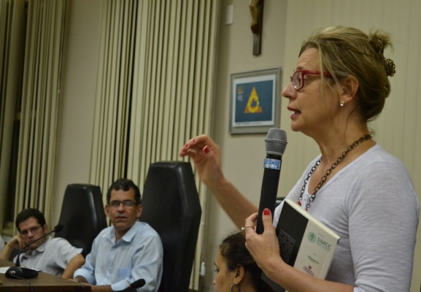 Maria Ângela, em primeiro plano, sendo ouvida atentamente pelo presidente da Casa, Fernando Pacheco