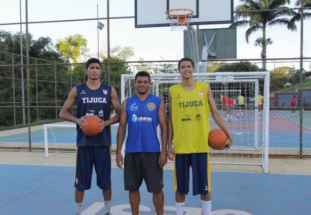 Jalber ao centro com os dois atletas revelação do basquete
