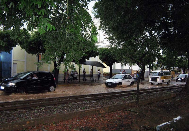 época de chuva é também hora de amentar os cuidados para evitar problemas de saúde e acidentes