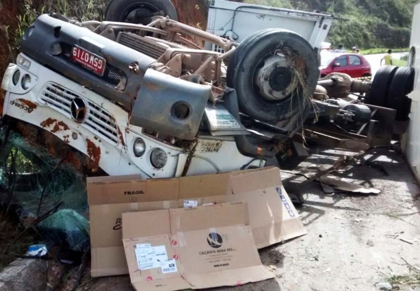 Um dos caminhões ficou de "cabeça para baixo" e seu motorista morreu na hora