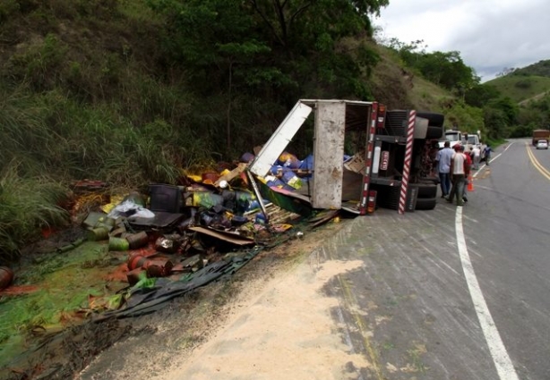 A carreta tombou ao fazer a curva e as latas de tintas se romperam espalhando o produto