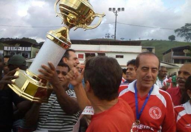 O Montanhês levantou a taça e comemorou muito a conquista do título