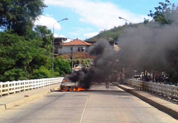 As chamas consumiram o carro em poucos minutos (Foto: Daniel Lester)