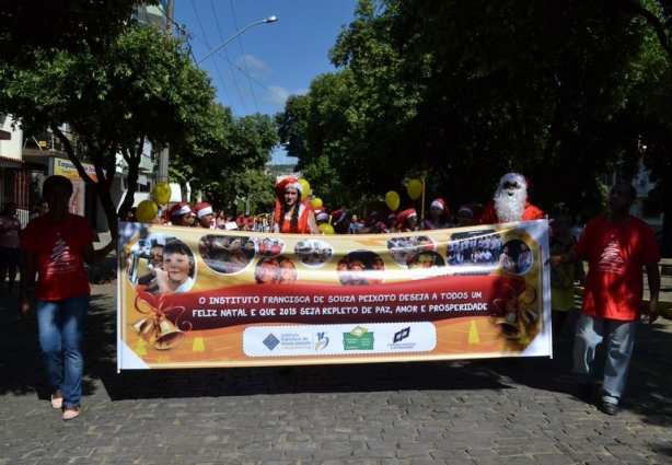 O Cortejo de Natal movimentou o centro da cidade nesta manhã de sexta-feira