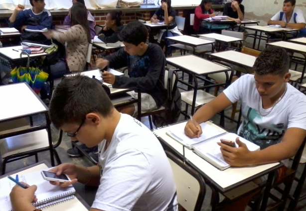 Os alunos, agora, usam o celular em sala de aula como complemento do ensino