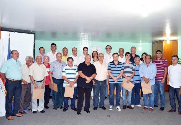 Os membros da Mesa Diretora e do Conselho Superior eleitos por aclamação