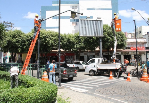 Uma equipe de profissionais trabalha na instalação dos novos semáforos