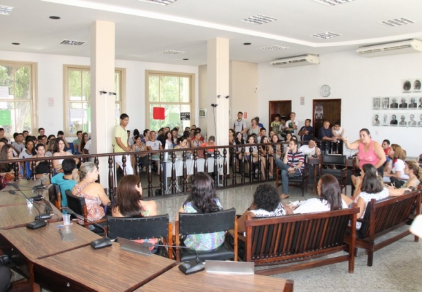 A Câmara foi tomada por estudantes e seus familiares que desejam continuar recebendo transporte gratuito