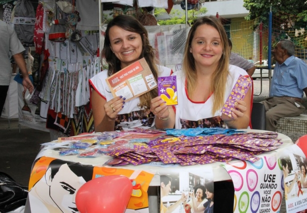 Mariana e Tairises passaram a manhã desta terça-feira na praça conscientizando sobre DST/Aids e hepatites virais