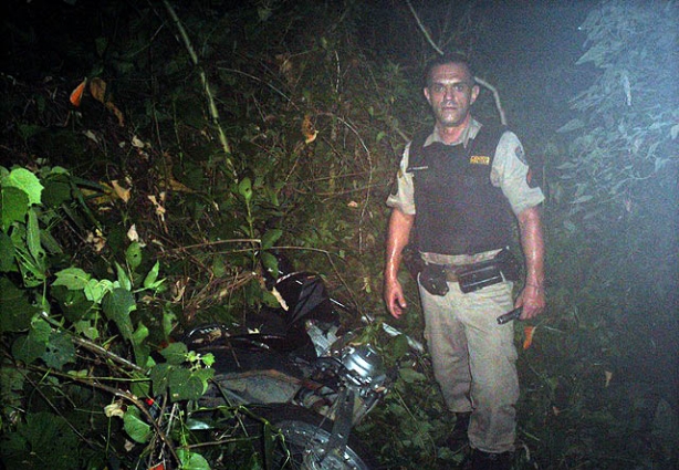 Uma das motocicletas furtadas foi encontrada pela Polícia Militar de Cataguases em um matagal