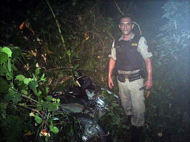 Uma das motocicletas furtadas foi encontrada pela Pol&iacute;cia Militar de Cataguases em um matagal