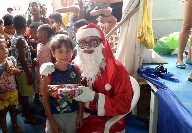 A criançada adorou a festa de entrega dos presentes da Campanha Papai Noel dos Correios
