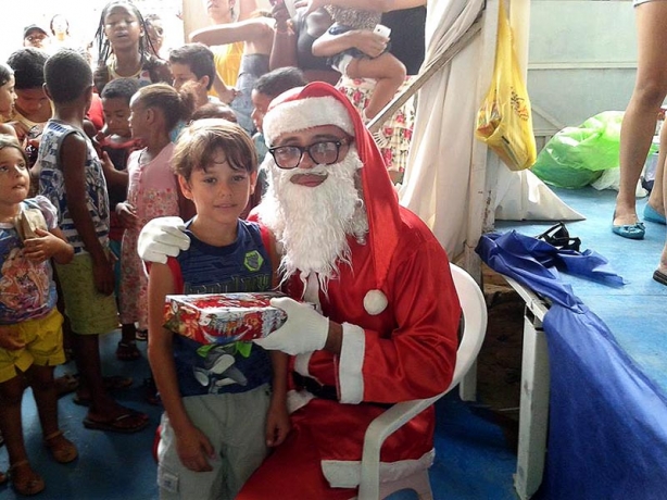 A crian&ccedil;ada adorou a festa de entrega dos presentes da Campanha Papai Noel dos Correios