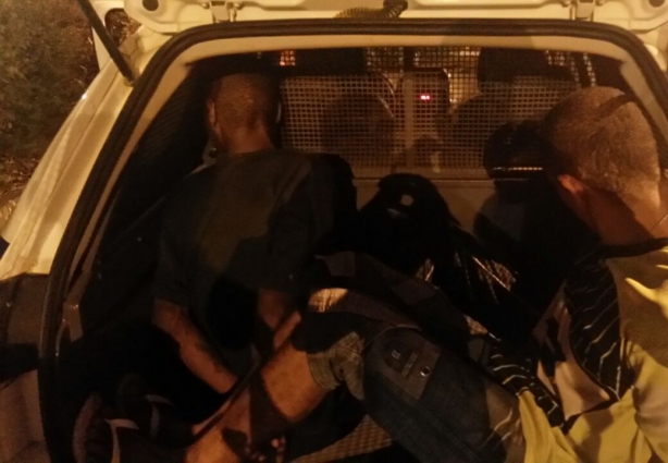 Os assaltantes foram reconhecidos pela vítima e presos pela Polícia Militar