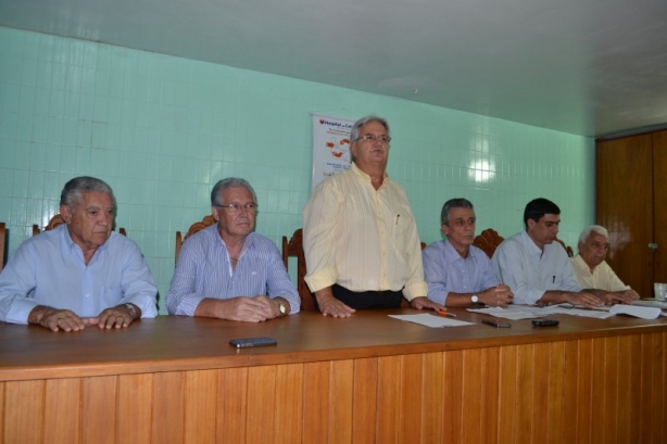 Bil Crepaldi, de p&eacute;, ao lado dos demais membros da Mesa Diretora do Hospital de Cataguases