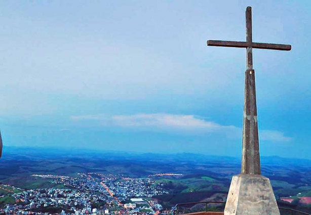 O Morro do Cruzeiro, em Leopoldina, é uma de suas atrações turísticas