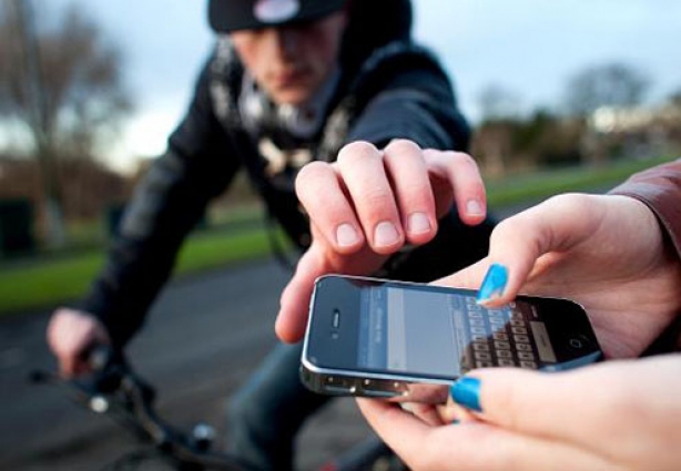 Com alguns cuidados básicos você evitar que seu celular seja roubado (foto ilustrativa)