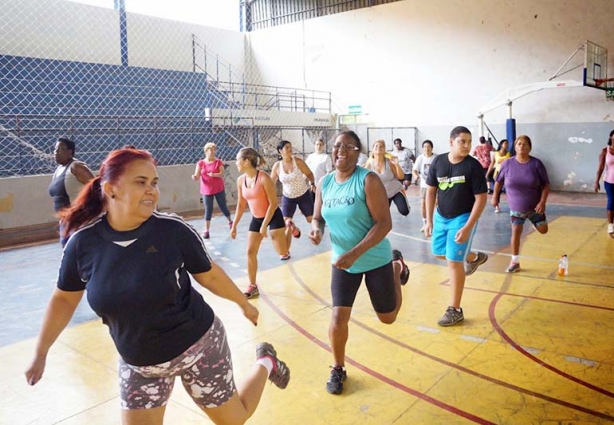 O ginásio poliesportivo sedia aulas de Zumba, que são sucesso entre os participantes