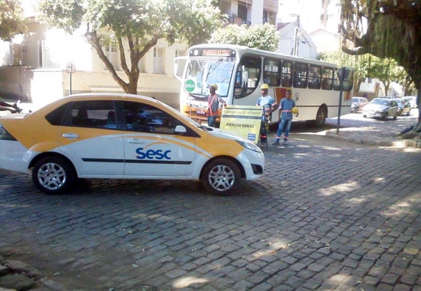 O trânsito de veículos está lento na região da Avenida Astolfo Dutra nesta quinta-feira