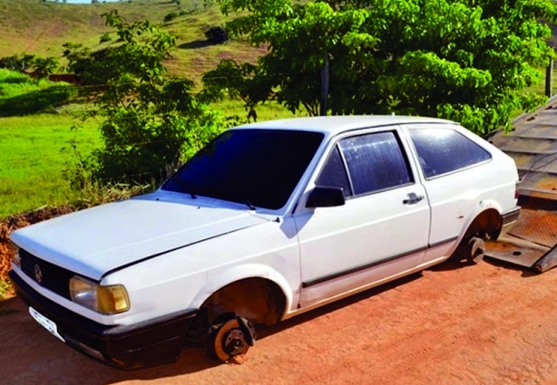 O Gol foi encontrado abandonado em uma estrada de terra em Muriaé