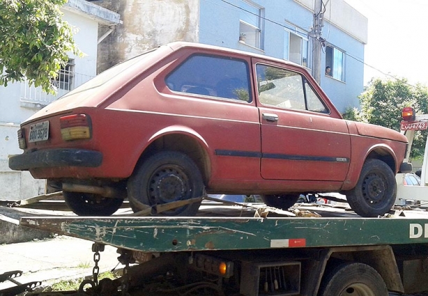 Os carros abandonados nas ruas da cidade estão sendo recolhidos pela Catrans