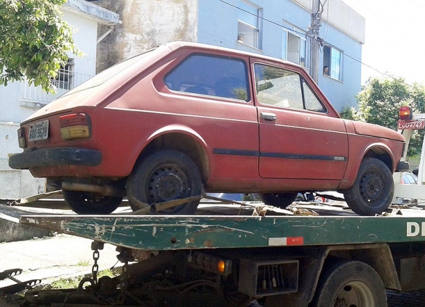 Os carros abandonados nas ruas da cidade est&atilde;o sendo recolhidos pela Catrans