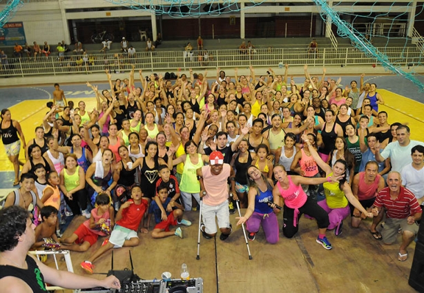 A aula inicial de Zumba foi marcada por muitos participantes e alegria