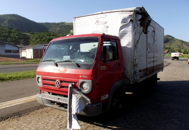 O motorista do caminhão está entre os feridos do acidente