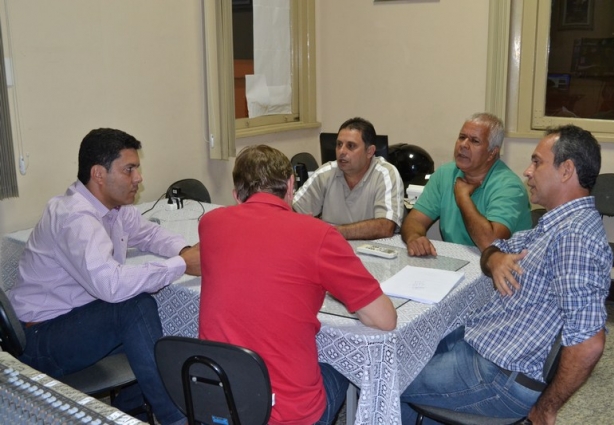 Vereadores reunidos durante interrupção da sessão para apreciação da emenda de José Augusto (de costas, com camisa vermelha)