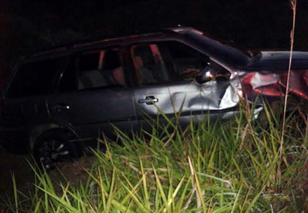 O condutor da Parati perdeu o controle do veículo e capotou saindo da estrada