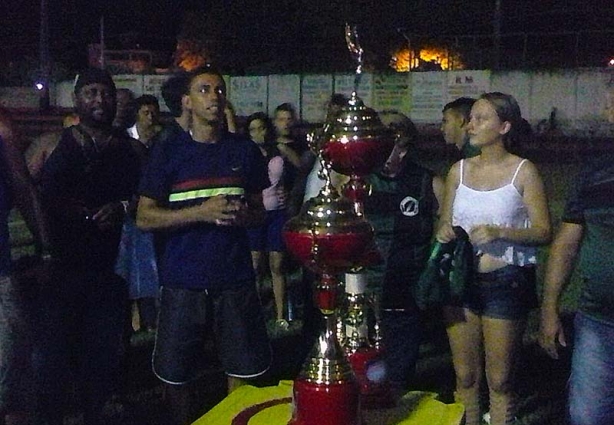 As duas equipes campeãs receberam com muita festa seus troféus