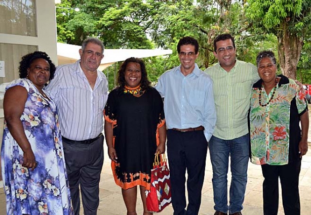 Macaé Evaristo, à esquerda do prefeito Cesinha, veio a Cataguases participar do Fórum de Mulheres Negras