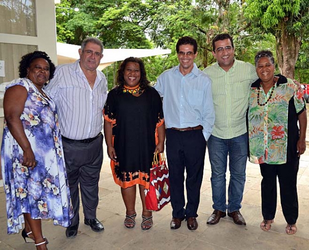 Maca&eacute; Evaristo, &agrave; esquerda do prefeito Cesinha, veio a Cataguases participar do F&oacute;rum de Mulheres Negras